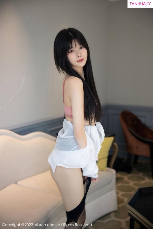 77qiqi  [XiuRen]高清写真图 2022.11.16 No.5861 77qiqi 短裙黑丝第55张图片